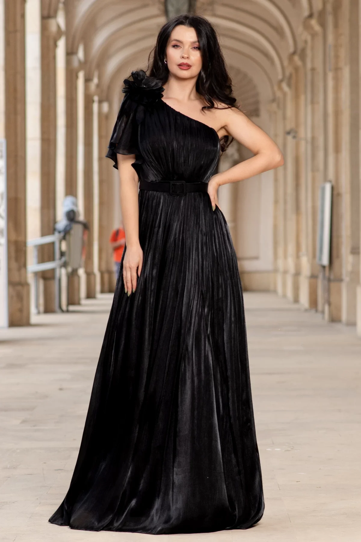 Josephine Rochie de seara lunga neagra Fiorella cu flore 3D pe umar