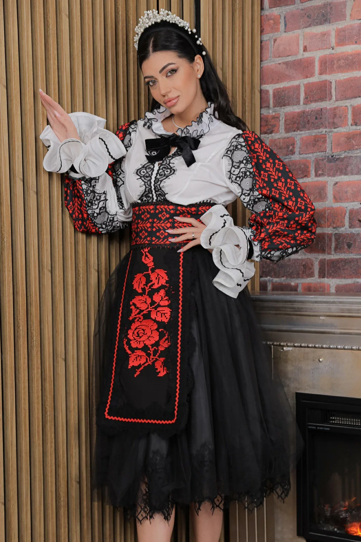 Legendaria Fota traditionala Flori de Sânziene cu broderie rosie