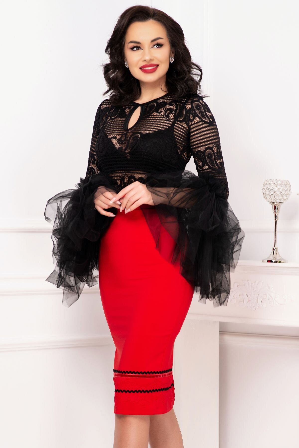 Legendaria Fusta rosie conica cu dantela si banda din catifea