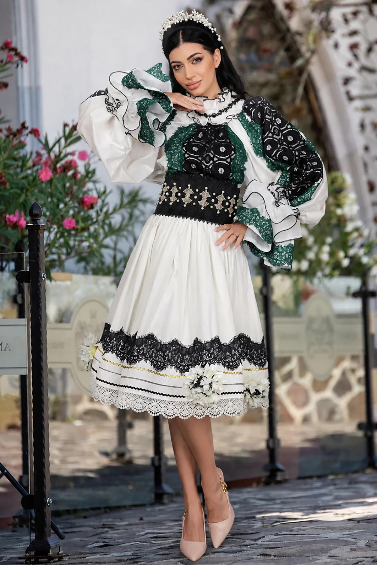 Legendaria Ie traditionala stilizata Poveste de Smarald