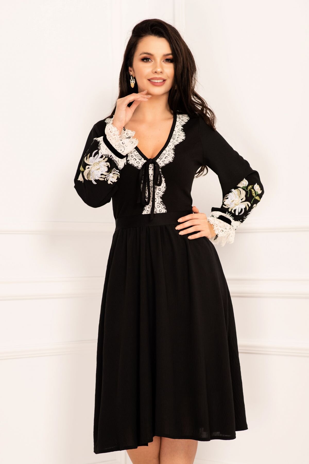 Legendaria Rochie de zi in clos cu broderie florala ecru si dantela aplicata
