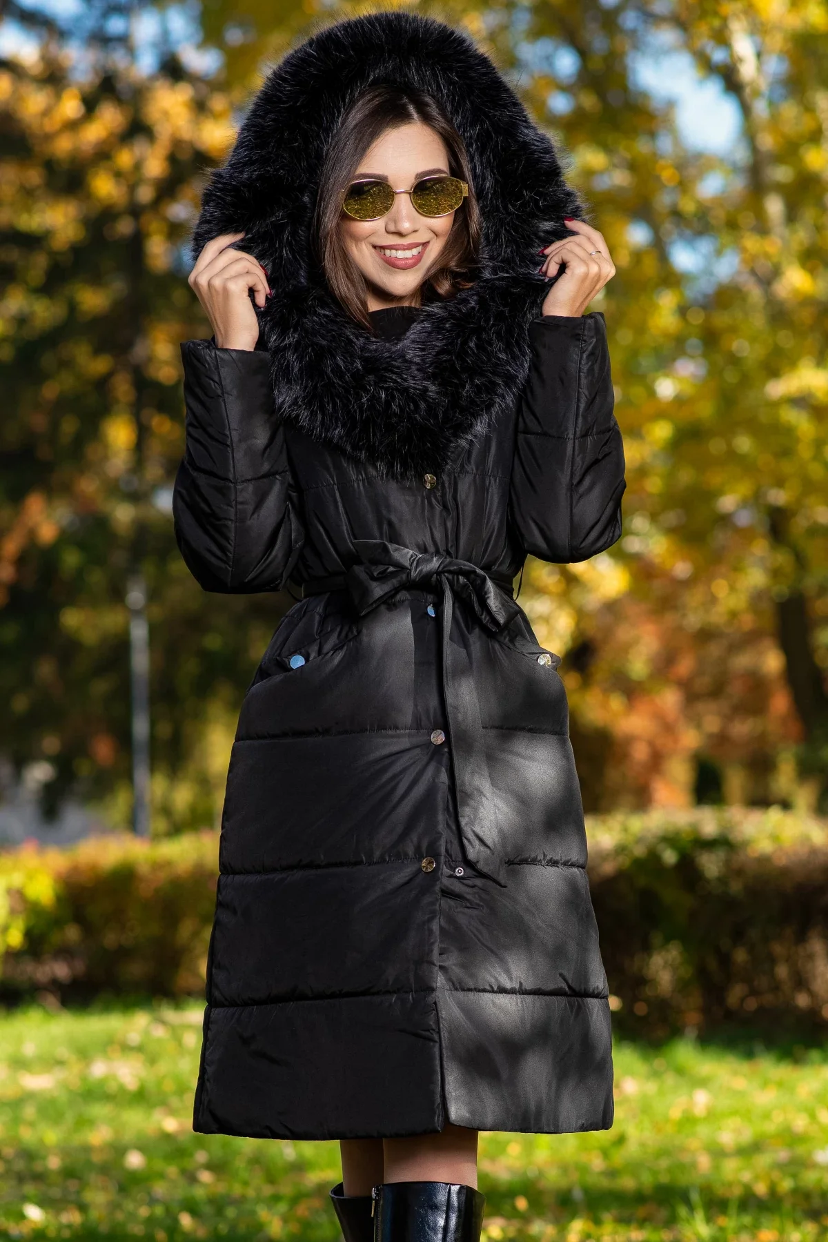 Patricia Geaca dama lunga neagra Madeleine cu gluga si blanita