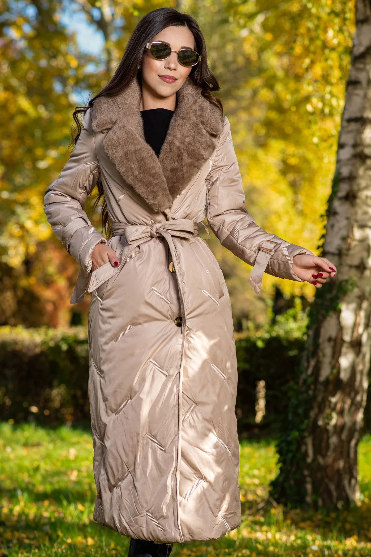 Patricia Geaca lunga camel cu guler din blana si model brodat