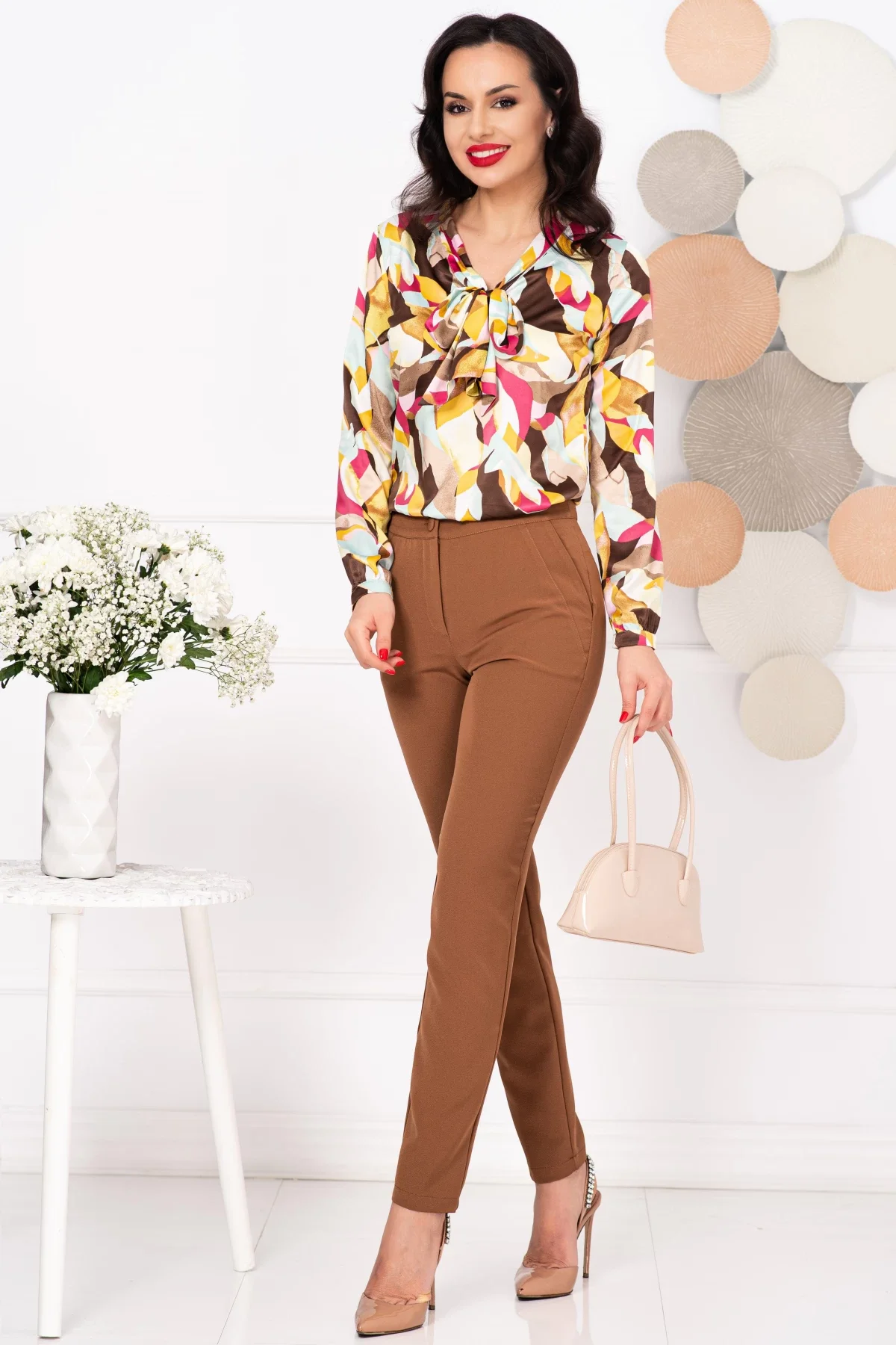Pretty Girl Pantaloni office camel conici cu buzunare laterale