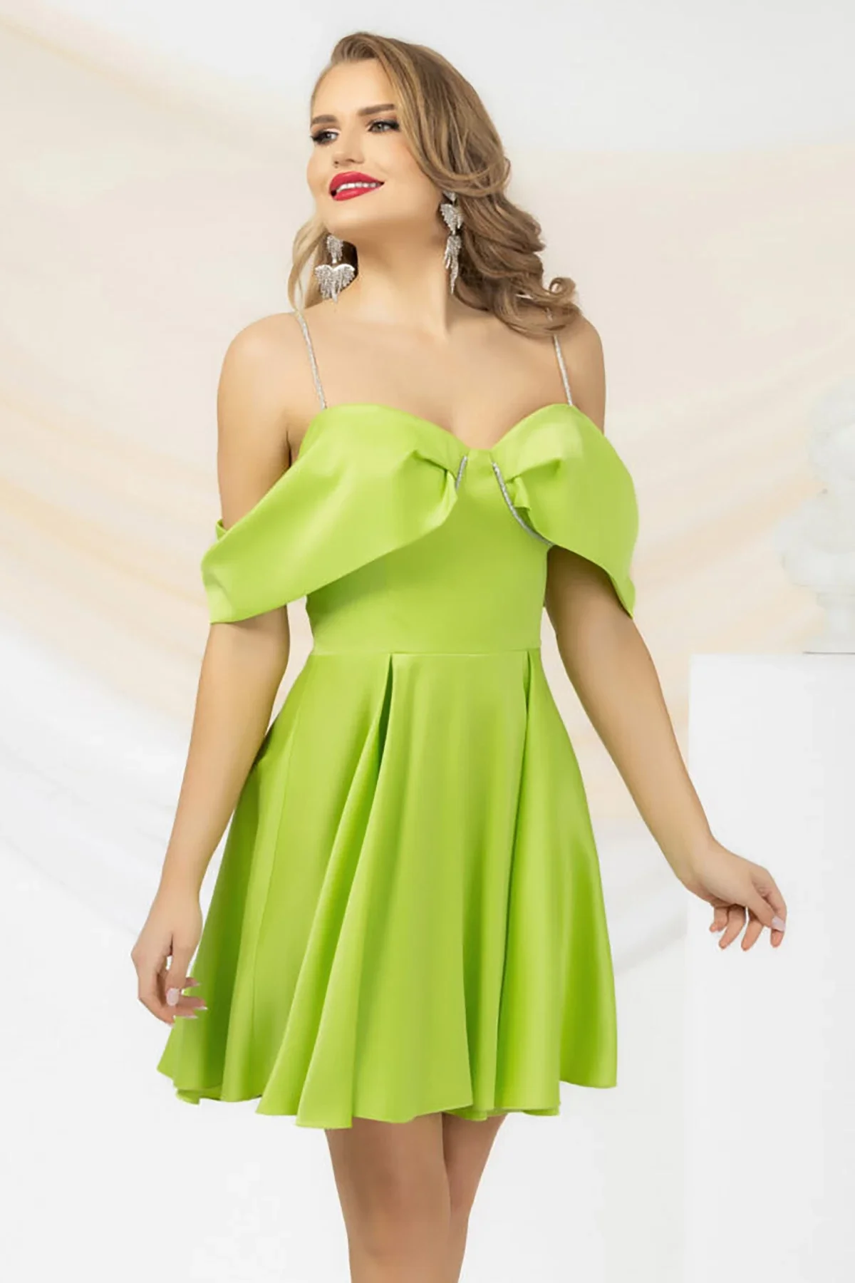 Pretty Girl Rochie mini lime eleganta cu umeri goi si strassuri