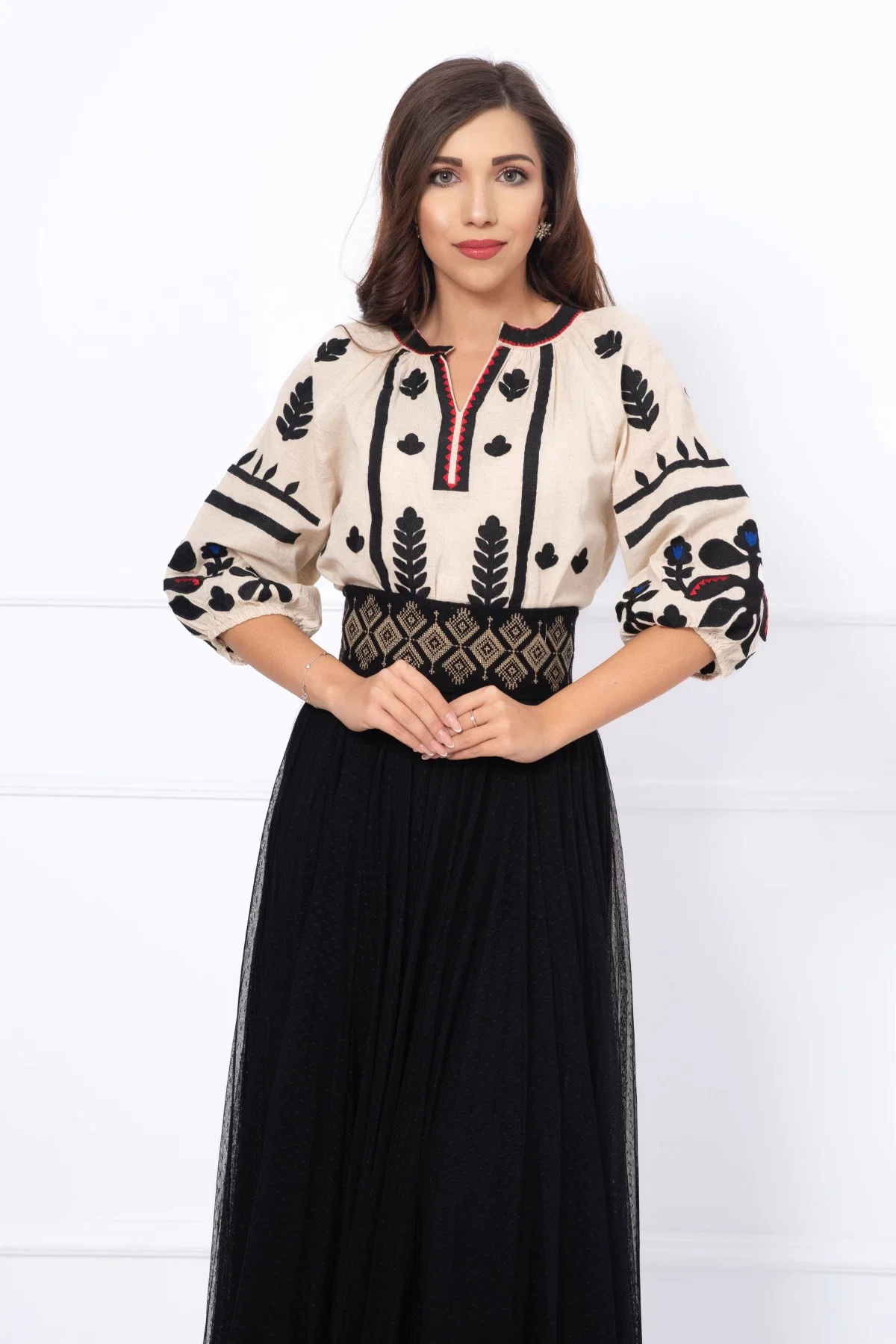 Traditional Bluza a bej din in cu broderie florala