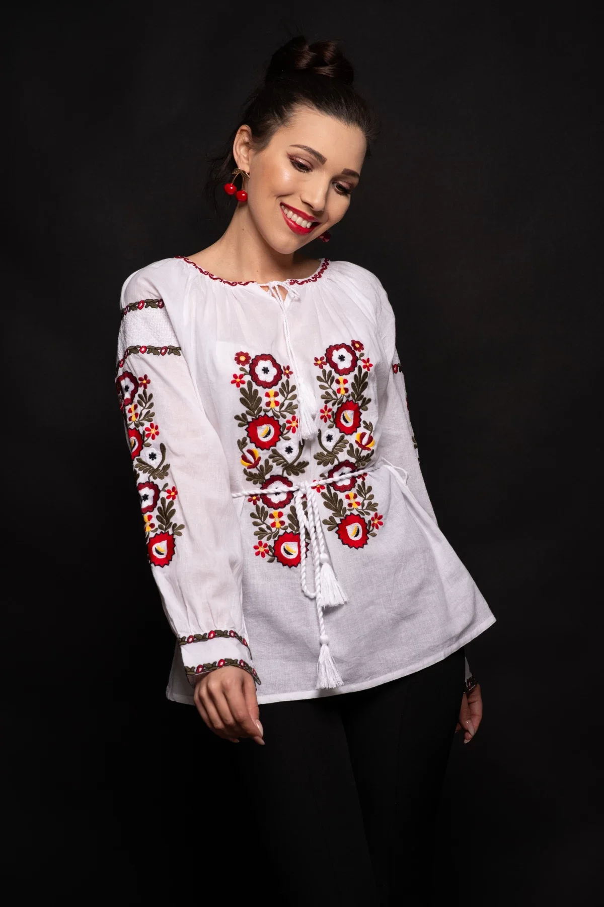 Traditional Bluza tip ie Elisabeta cu flori rosii brodate
