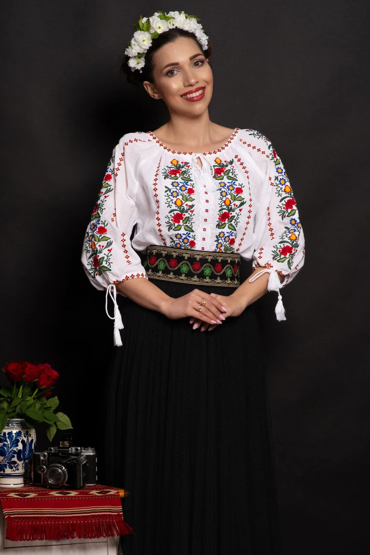 Traditional Brau dama Lucia cu motive populare brodate