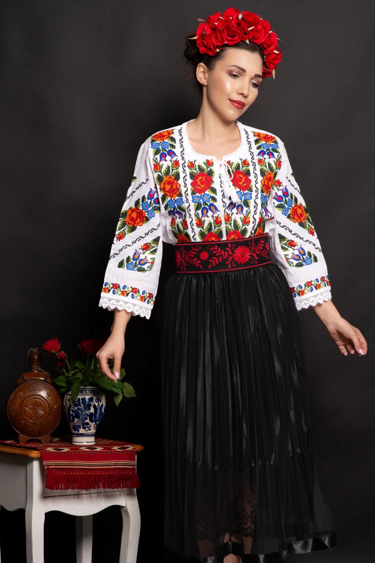 Traditional Brau dama Madalina cu broderie florala rosie