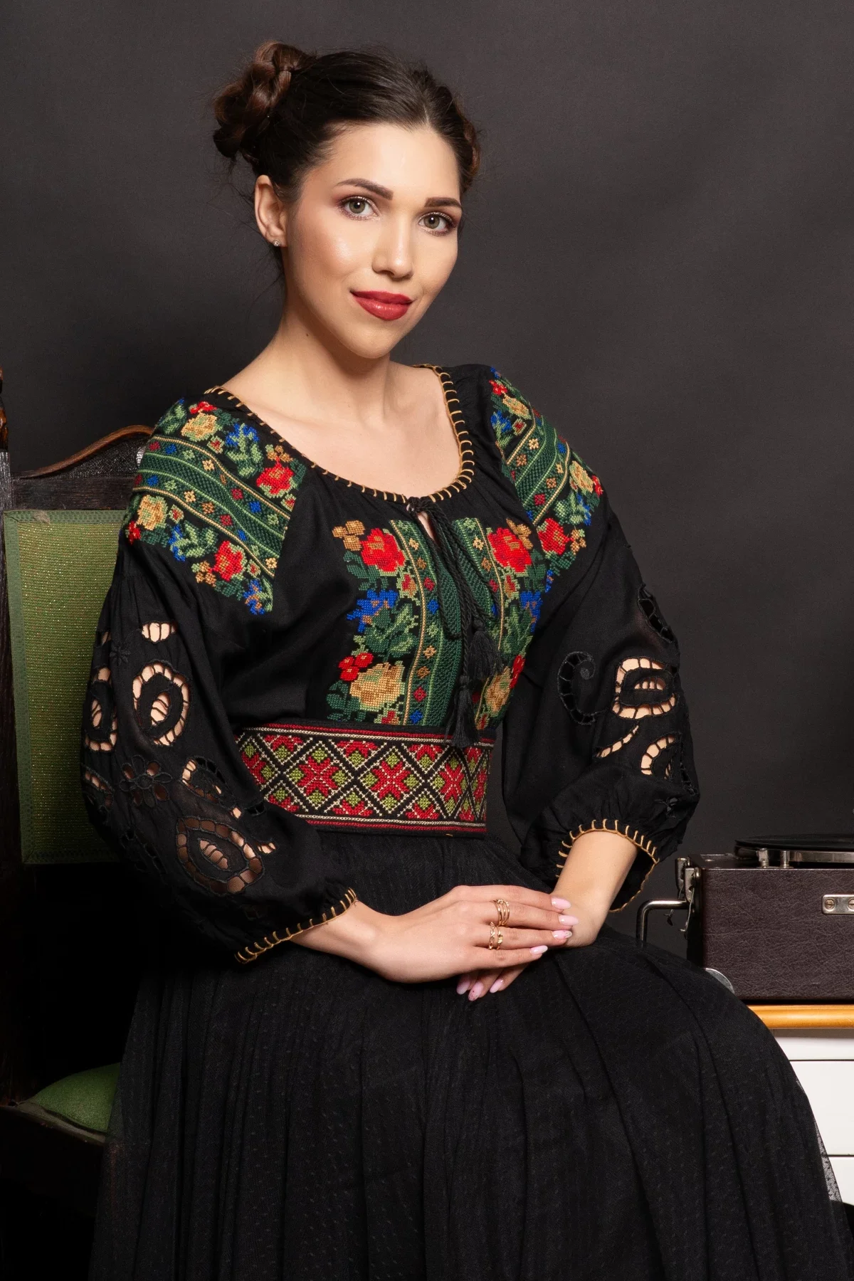 Traditional Brau dama Matilda cu broderie in romb