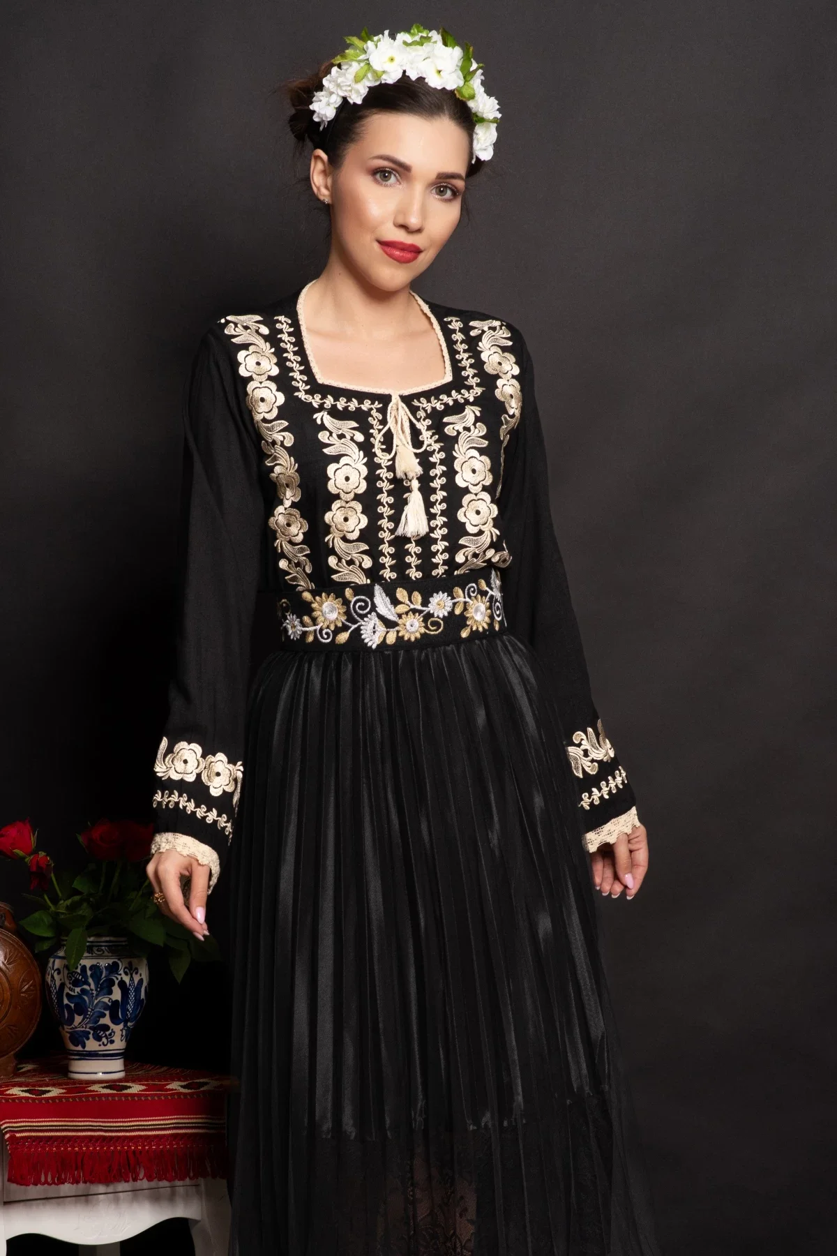 Traditional Brau Marcela cu flori bej brodate