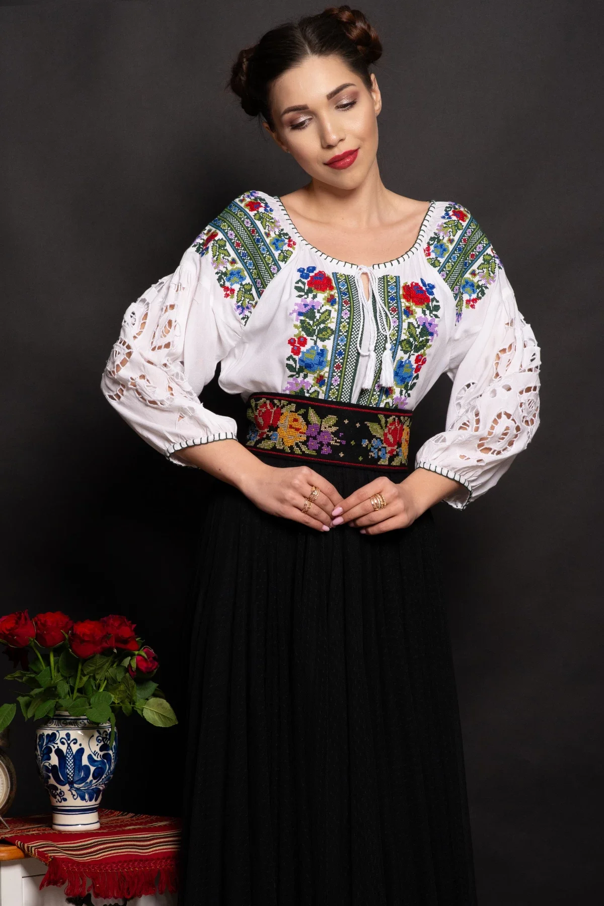 Traditional Brau Stefania cu trandafiri brodati