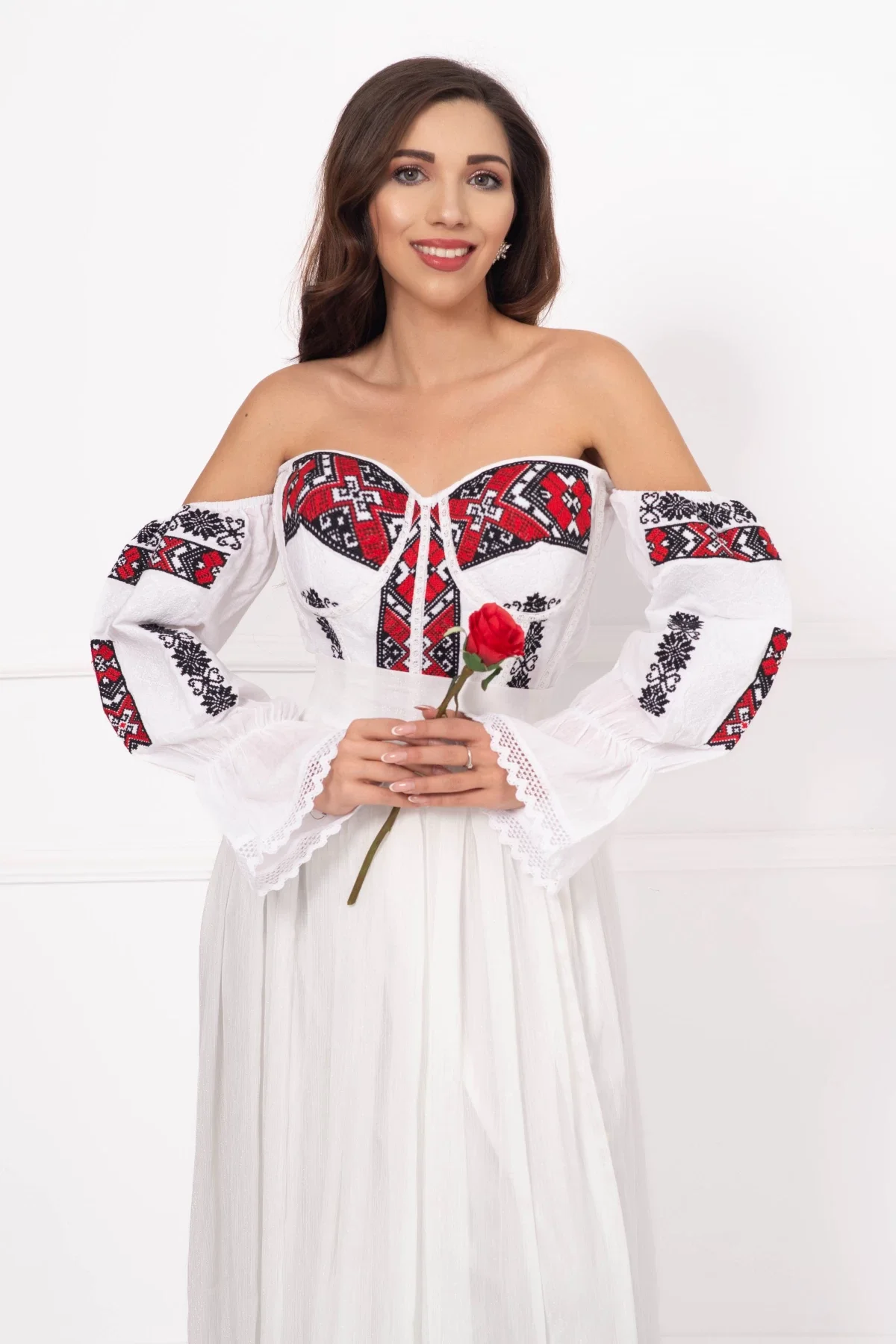 Traditional Corset alb brodat cu model geometric inspirat din portul popular