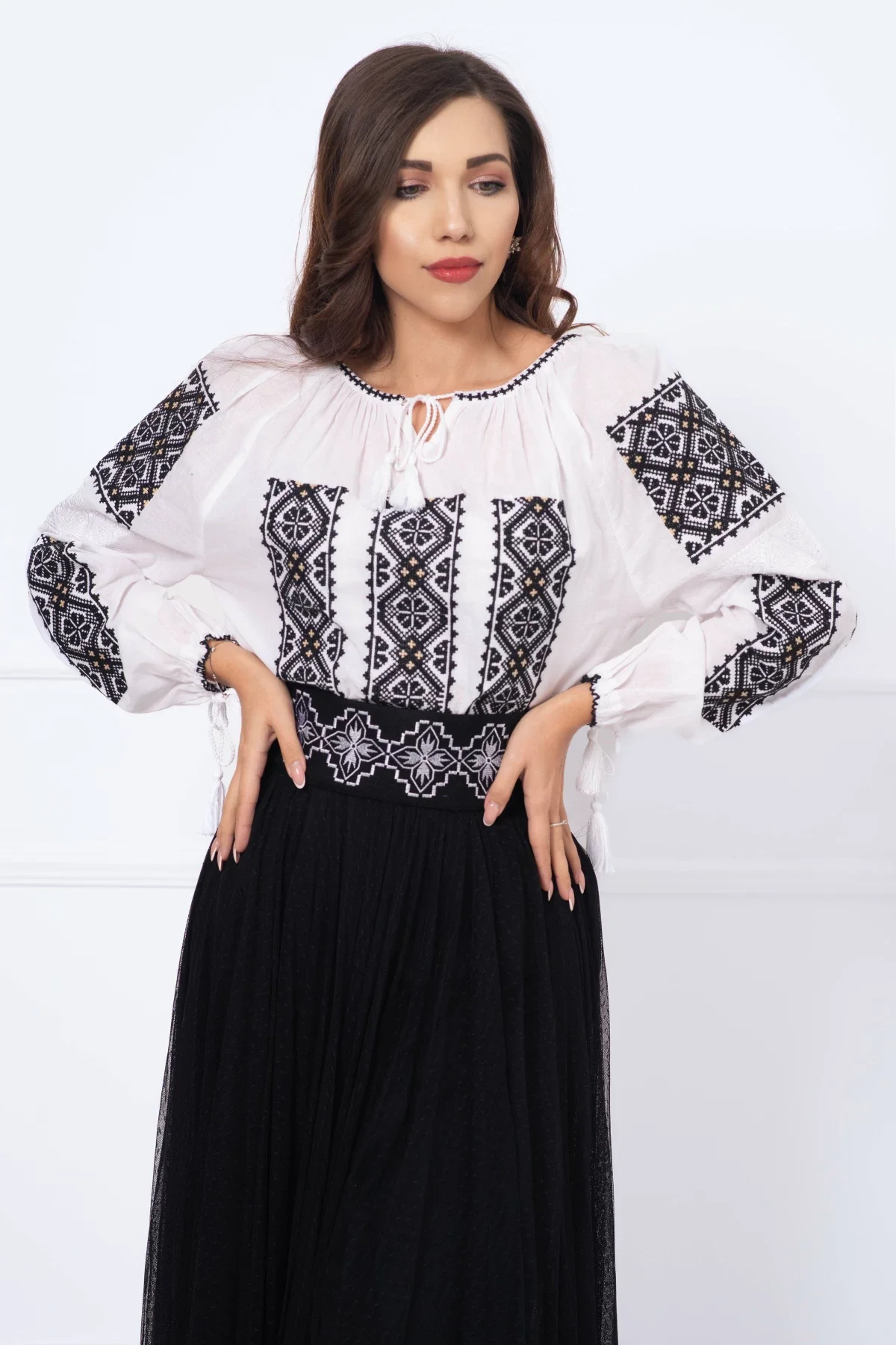 Traditional Ie a alba din bumbac cu broderie geometrica si simbolul crucii