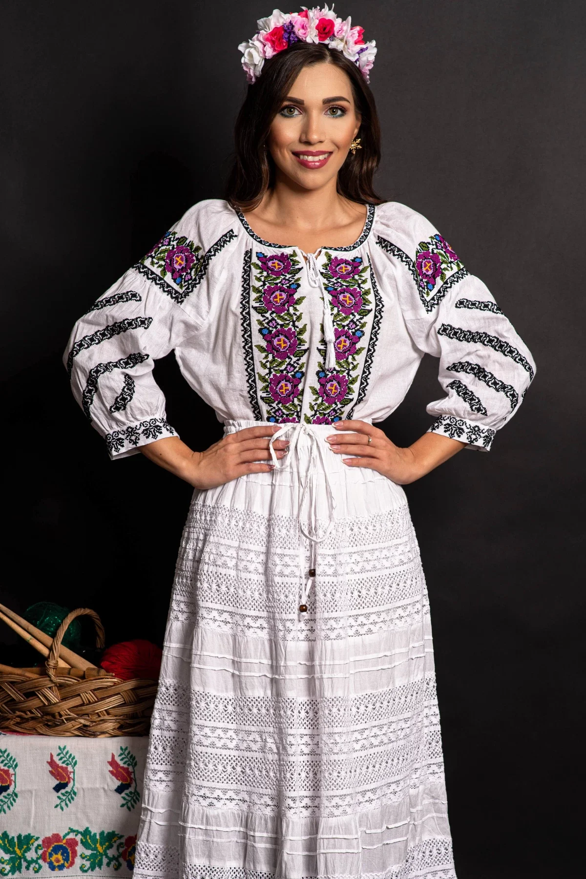 Traditional Ie a alba din bumbac Florina cu trandafiri mov brodati