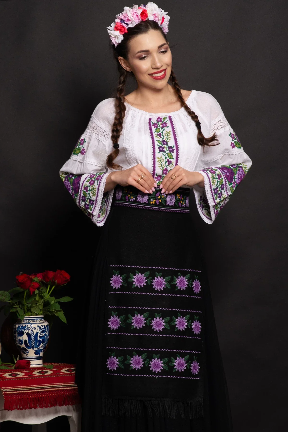 Traditional Ie a alba Lioara cu maneca clopot si trandafiri mov brodati