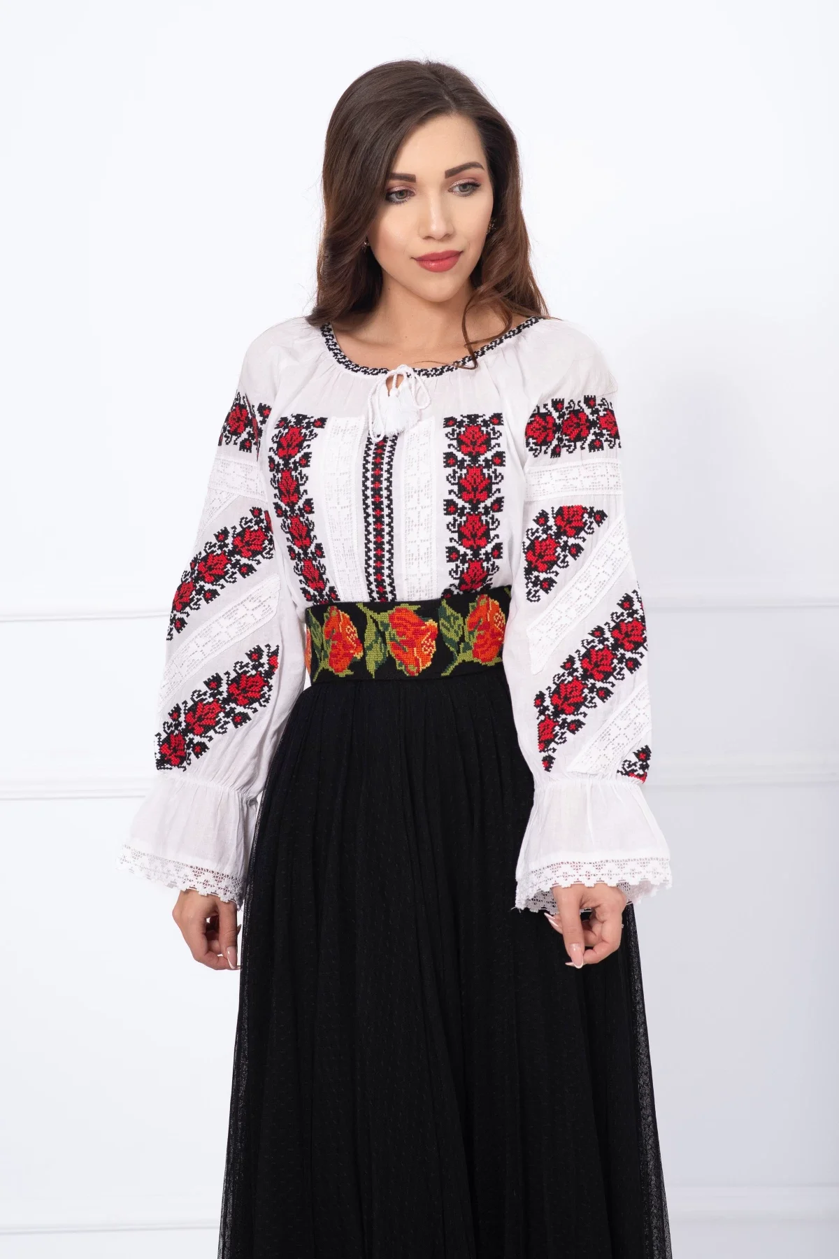Traditional Ie a brodata cu model foloral inspirat din portul national