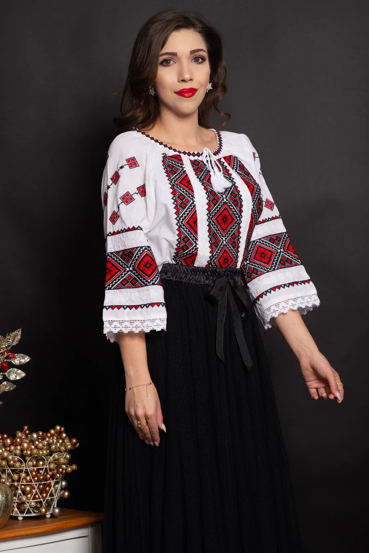 Traditional Ie a Consuela alba brodata cu motivul rombului