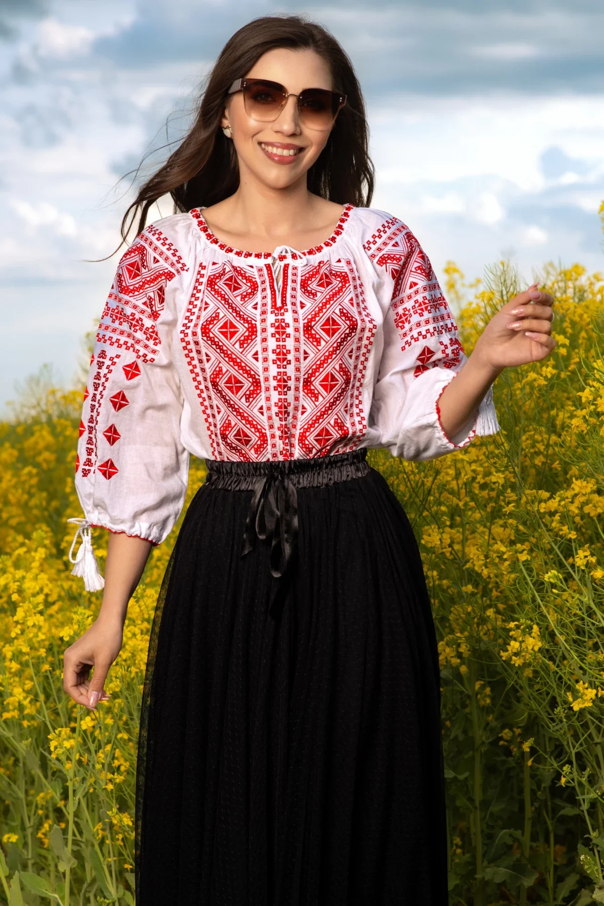 Traditional Ie a din bumbac alb Constanta cu broderie rosie