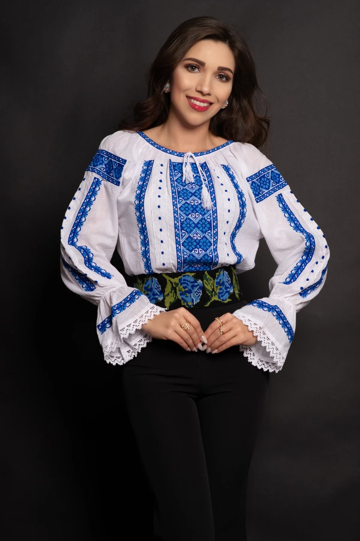 Traditional Ie a din bumbac alba cu broderie albastra cu motive geometrice
