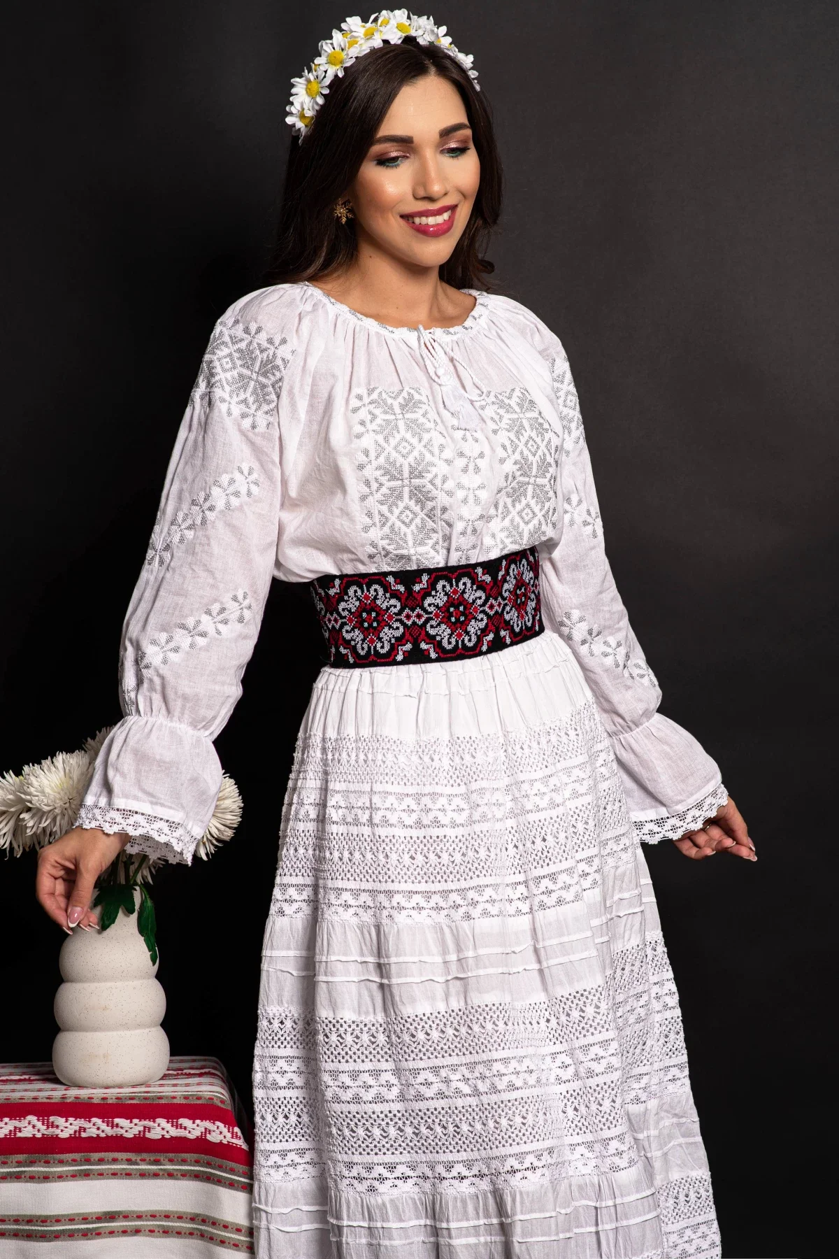 Traditional Ie a din bumbac Steluța cu simbolul fulgului de nea cusut cu fir argintiu