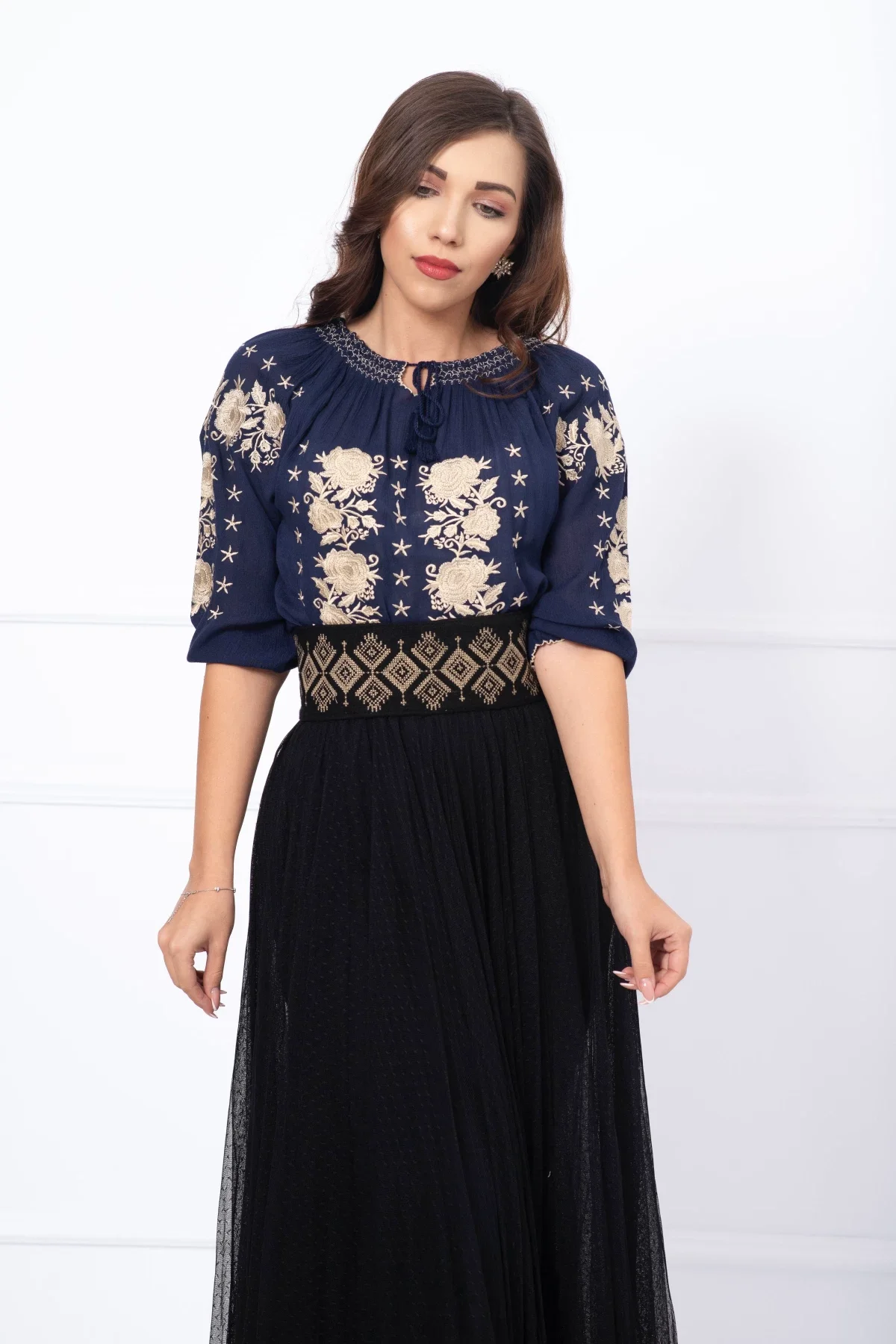 Traditional Ie a din vascoza bleumarin cu broderie florala bej