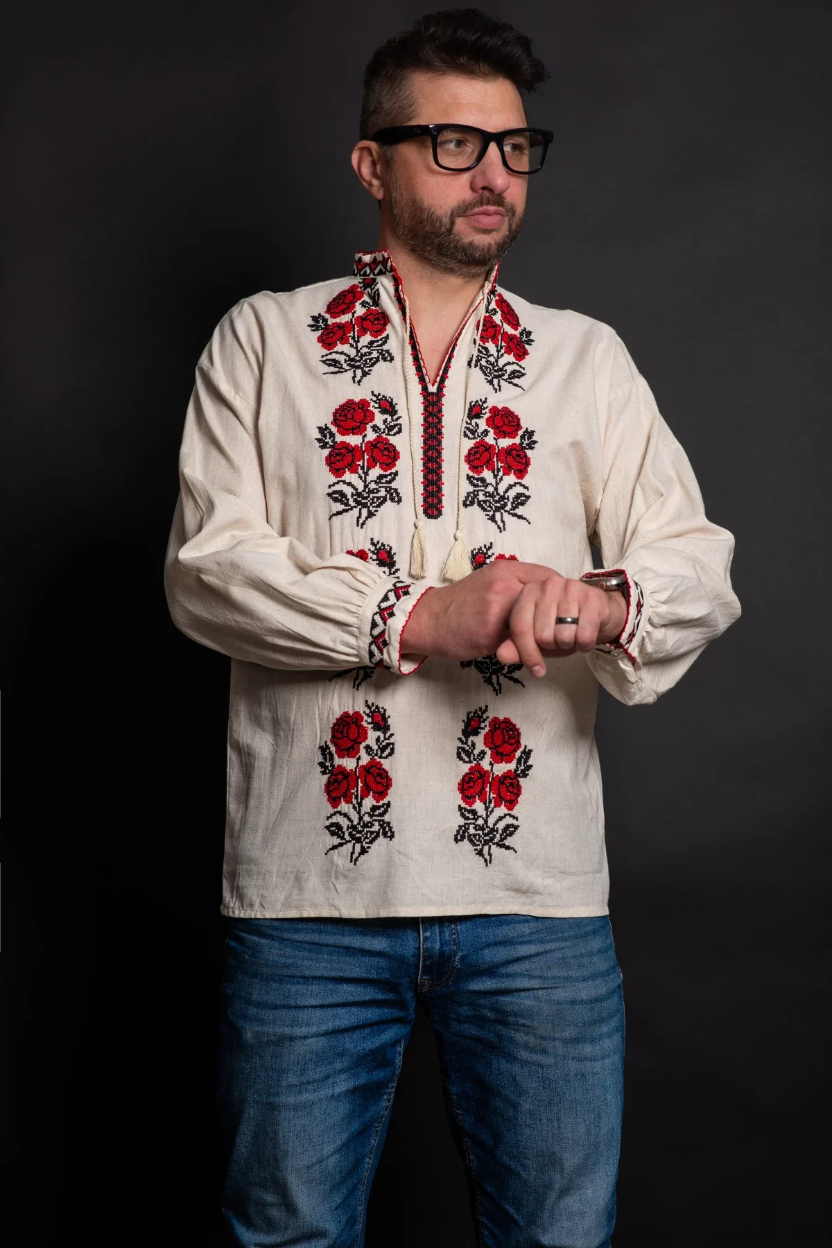 Traditional Ie a Mihail de barbat bej cu trandafiri brodati