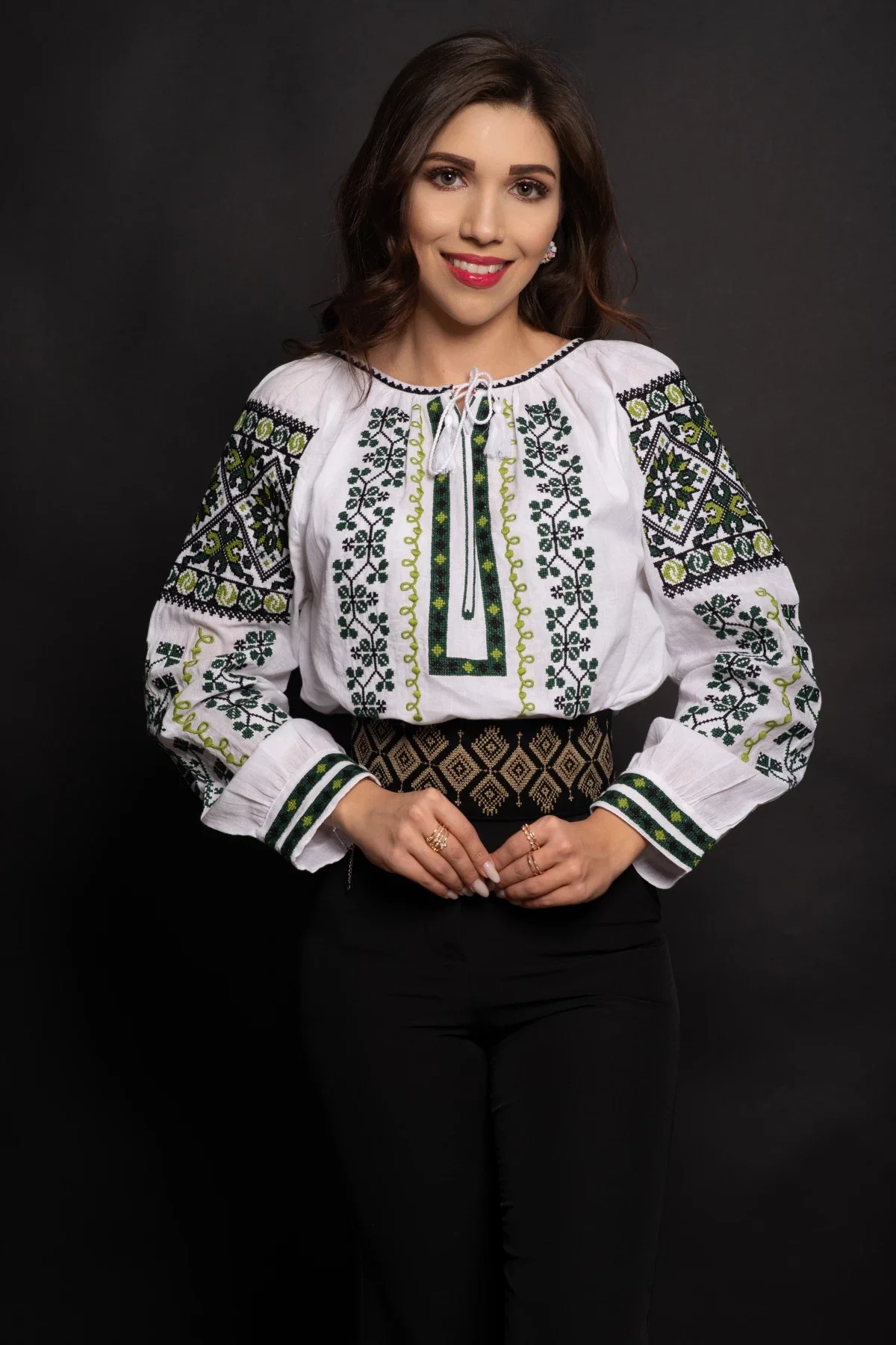 Traditional Ie a Mirabela alba din bumbac cu broderie verde inspirata din motive folclorice