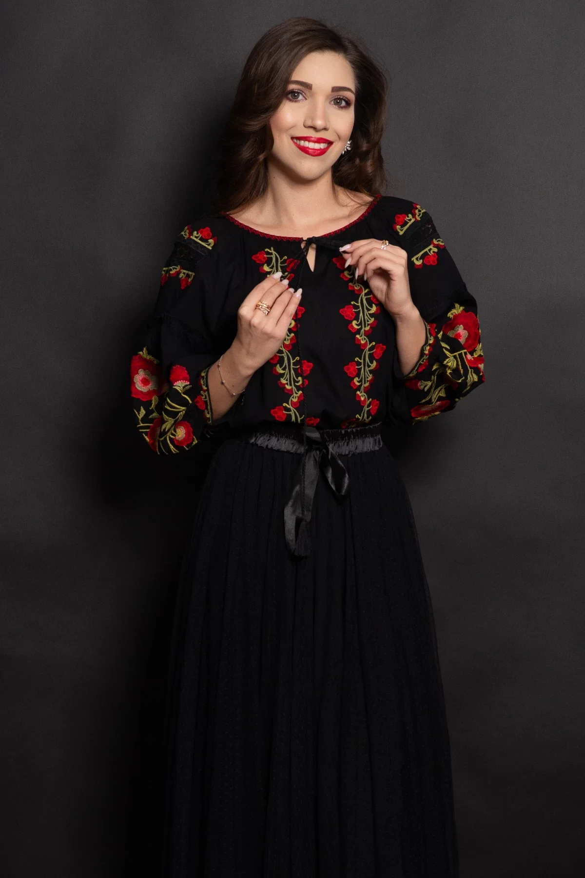 Traditional Ie a neagra Aida cu maci rosii brodati