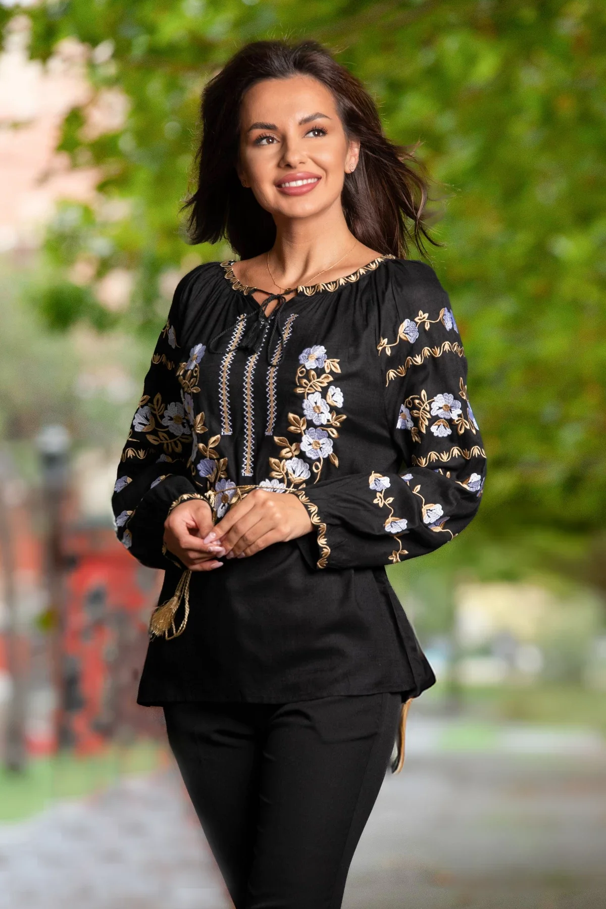 Traditional Ie a neagra cu flori brodate si snur auriu