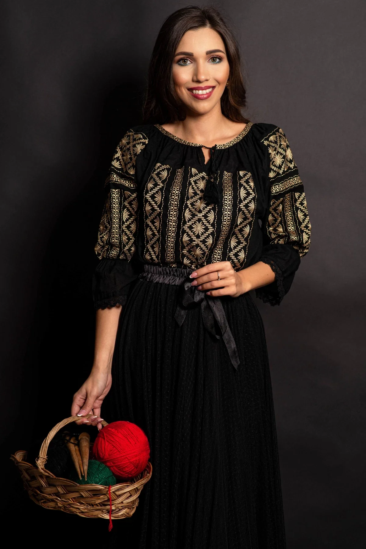 Traditional Ie a neagra din bumbac Carina cu broderie aurie