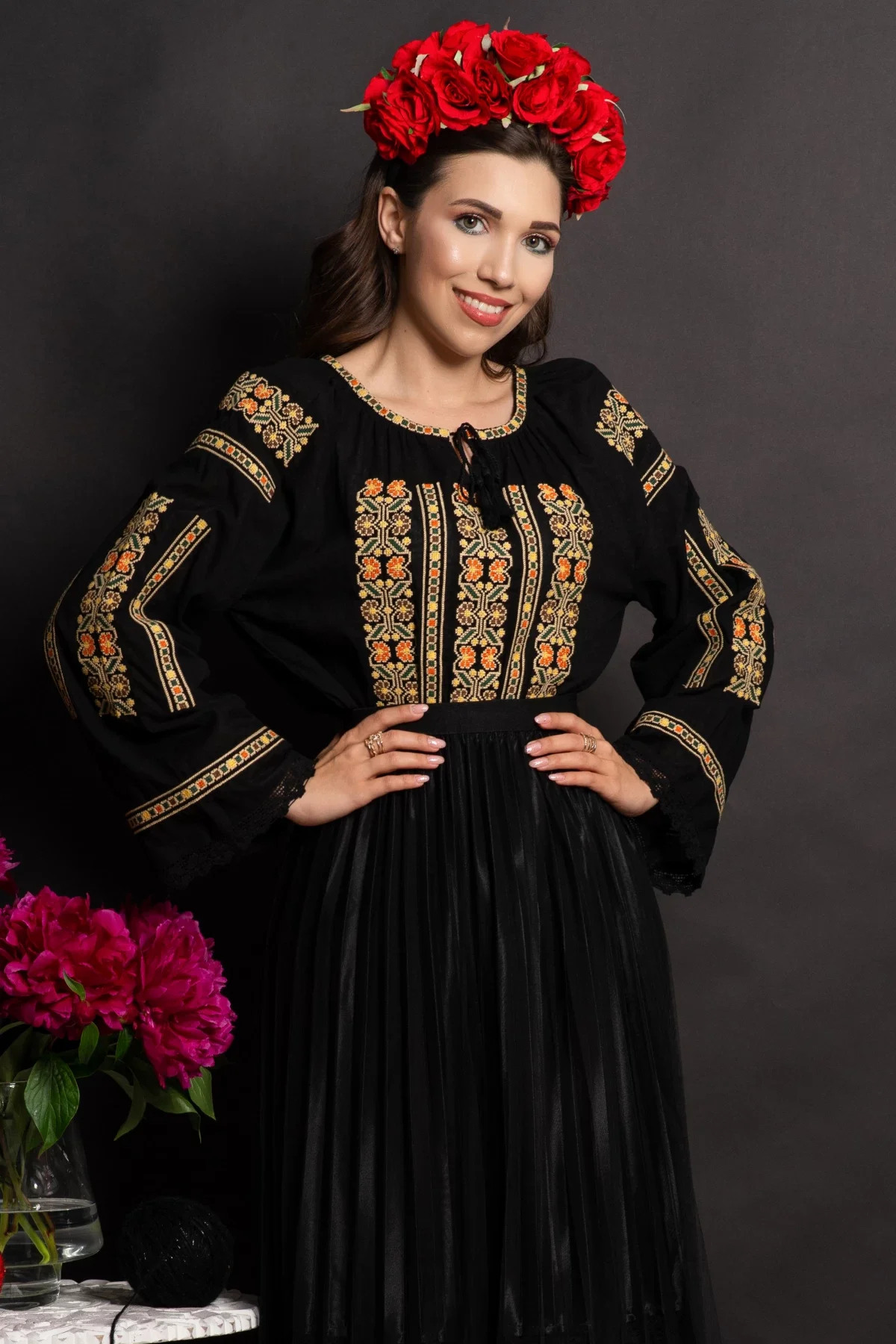 Traditional Ie a neagra Lioara cu maneca clopot si broderie florala