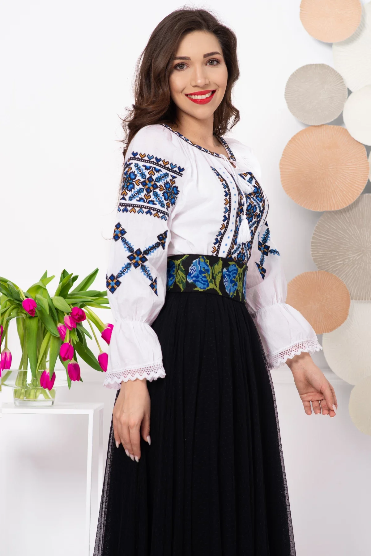 Traditional Ie a Otilia cu inimi brodate