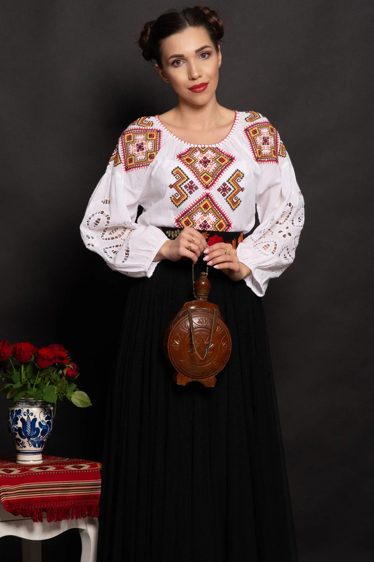 Traditional Ie a Pamela cu simbolul rombului si maneci din broderie englezeasca