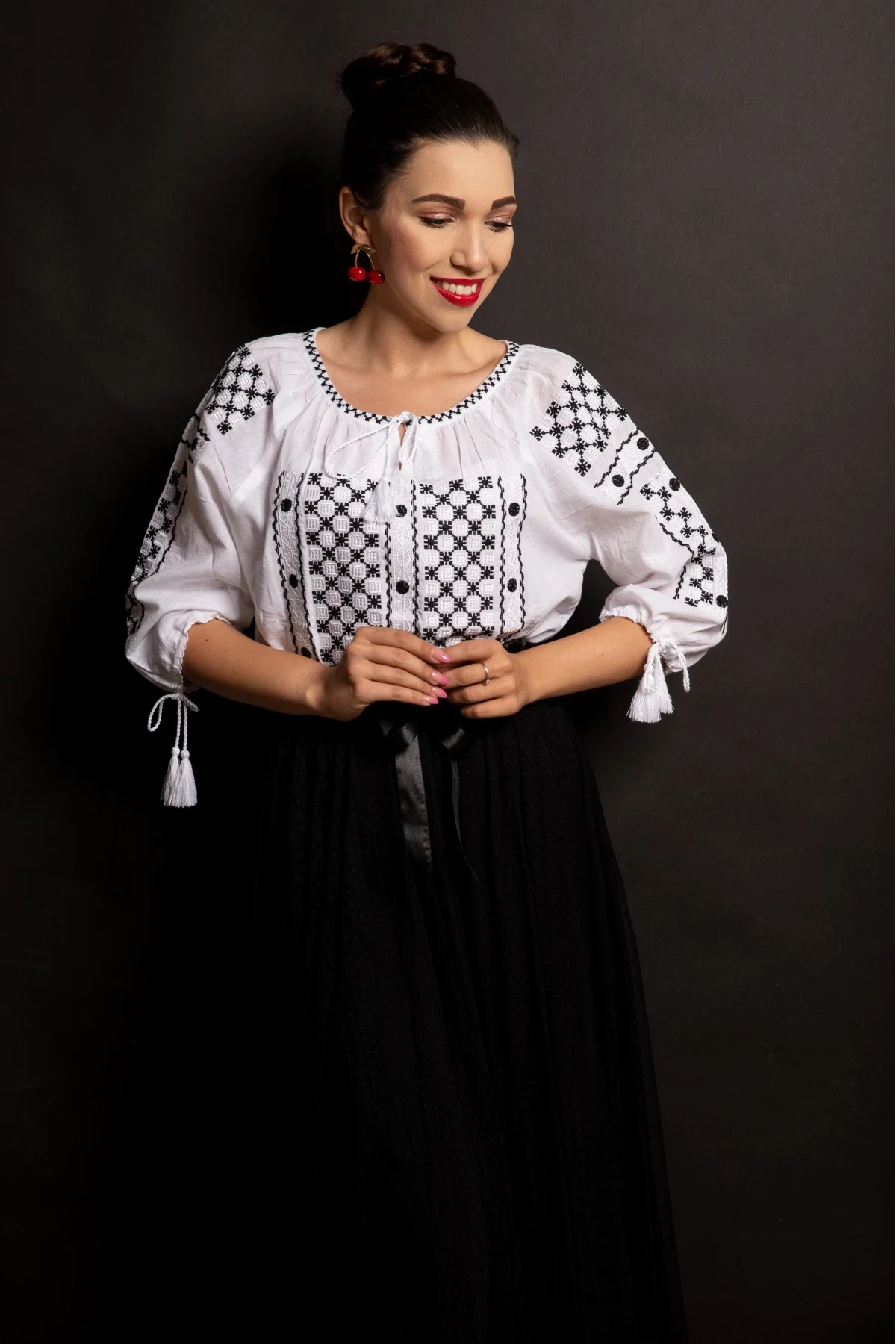 Traditional Ie a romaneasca cu broderie alb-negru