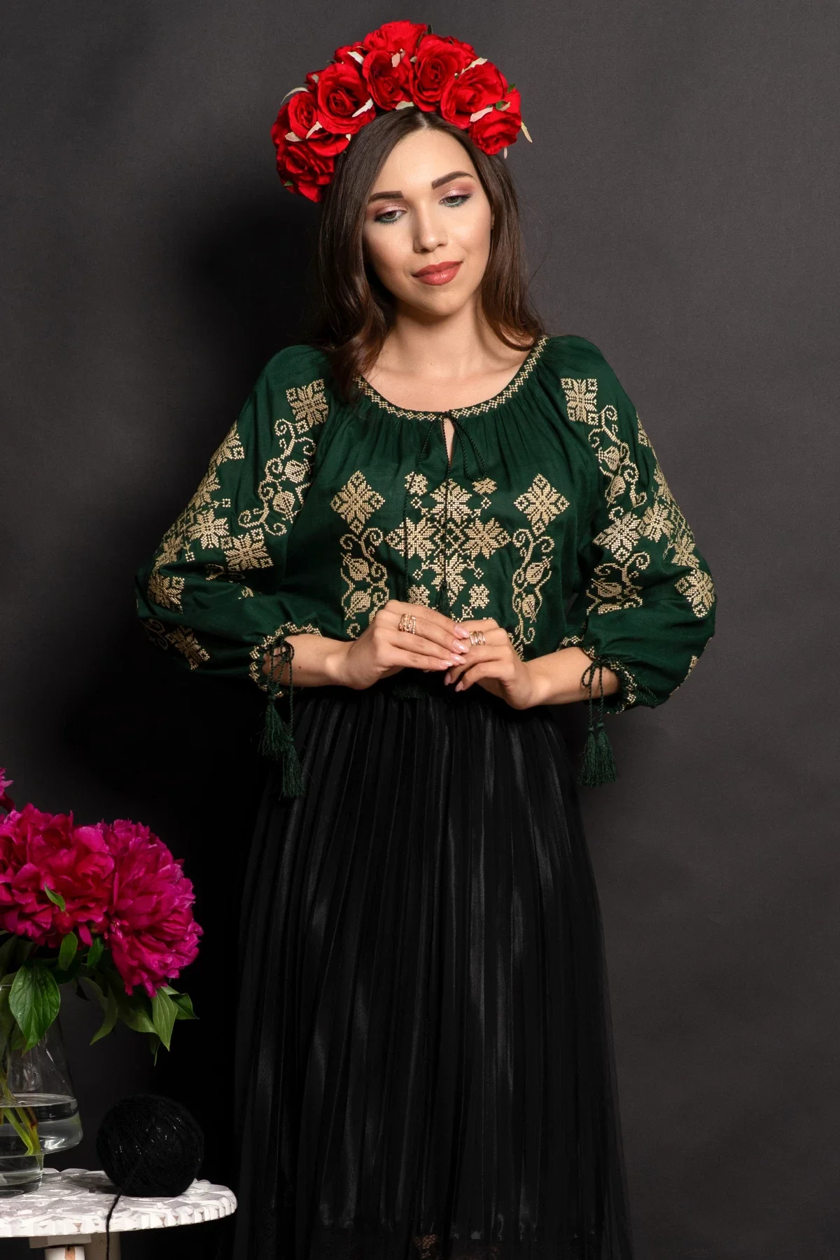 Traditional Ie a verde Reyna cu broderie aurie si simbolul rombului
