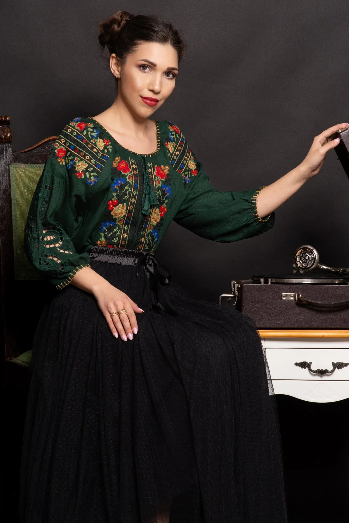 Traditional Ie a verde Stefania cu maneci perforate si broderie florala
