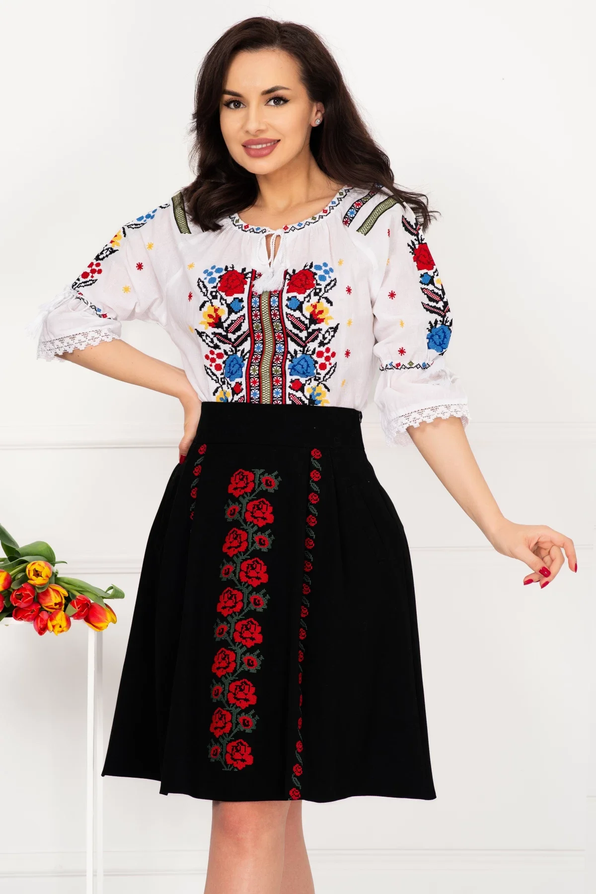 Traditional Ie alba a Marta din bumbac cu flori brodate