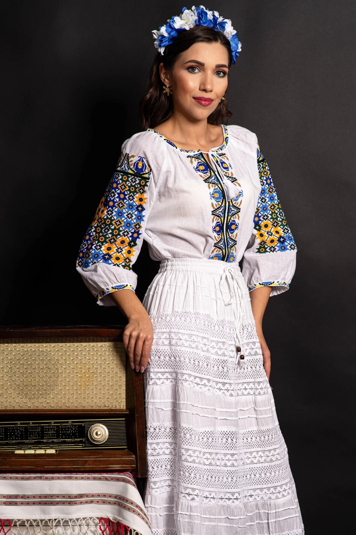 Traditional Ie alba din bumbac Lavinia cu simboluri e brodate