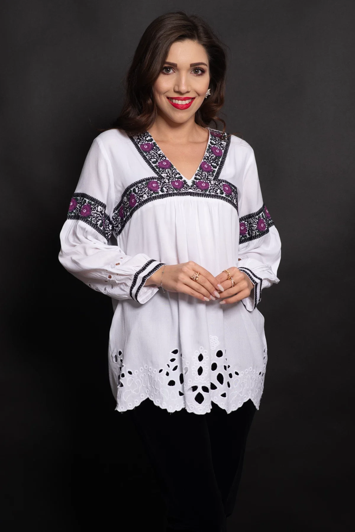 Traditional Ie alba din vascoza cu broderie perforata si trandafiri mov