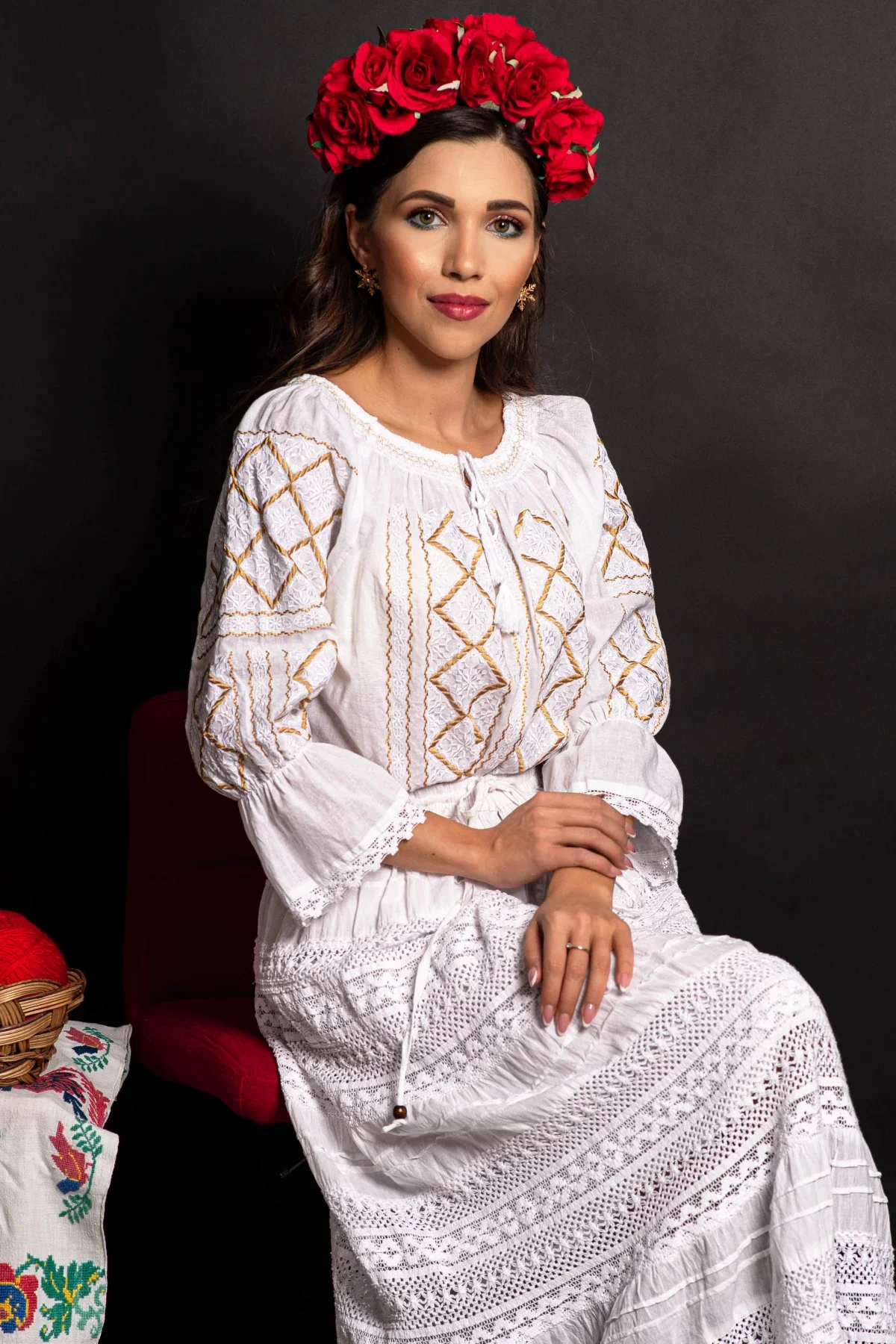 Traditional Ie alba Milena din bumbac cu broderie aurie si simbolul rombului