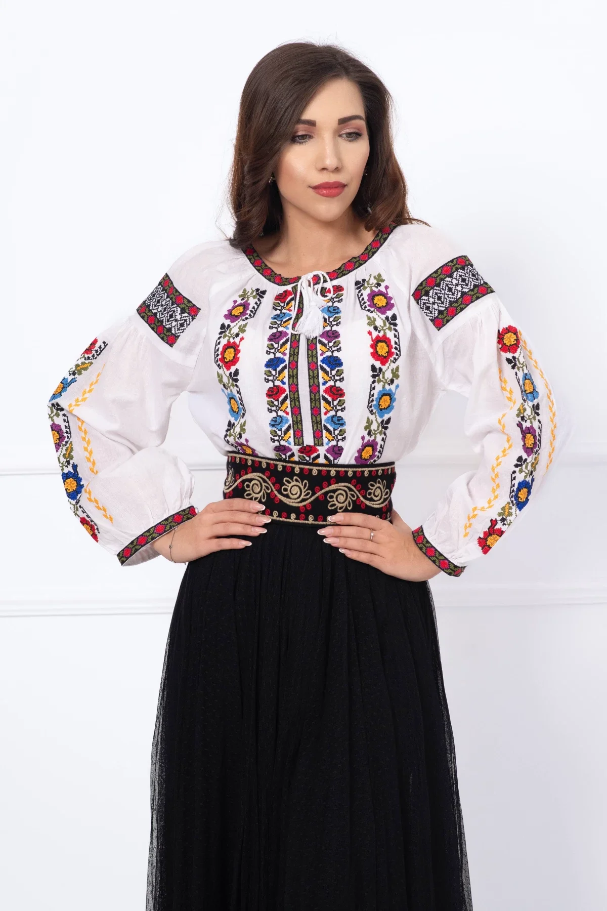 Traditional Ie brodata cu motive e florale multicolore