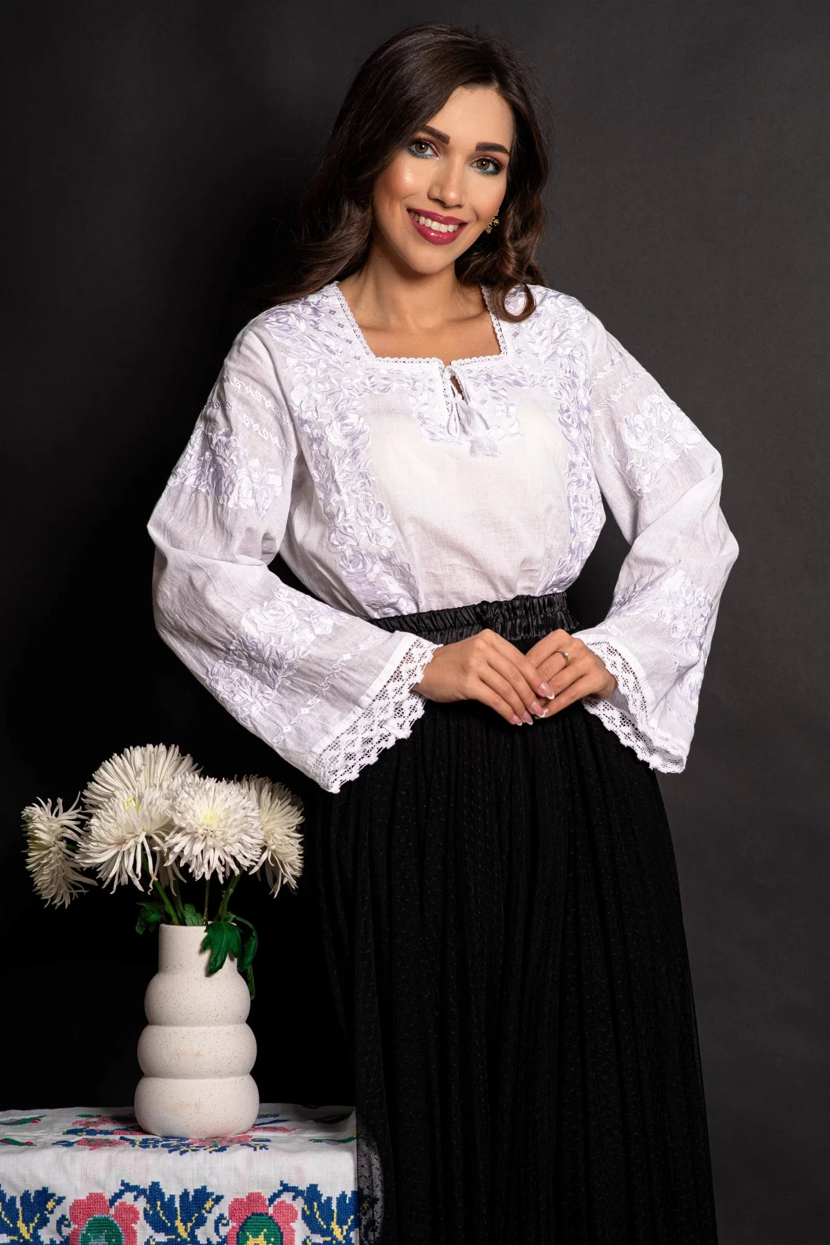 Traditional Ie bucovineana alba din bumbac Panseluta cu broderie florala