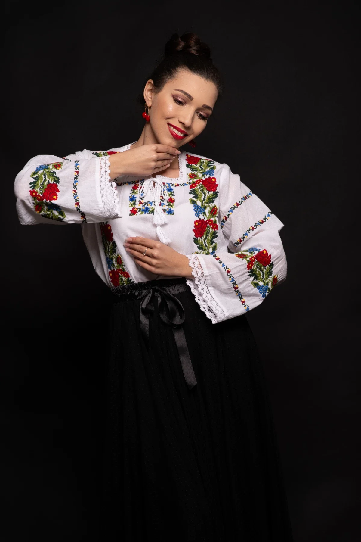 Traditional Ie bucovineana Ancuta cu flori multicolore brodate