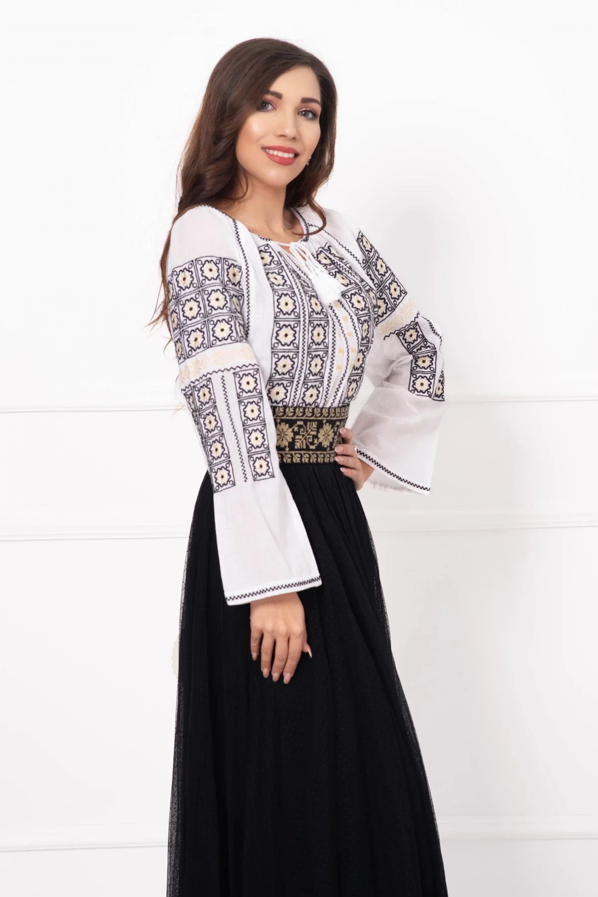 Traditional Ie dama a alba din bumbac brodata cu motive inspirate din portul popular