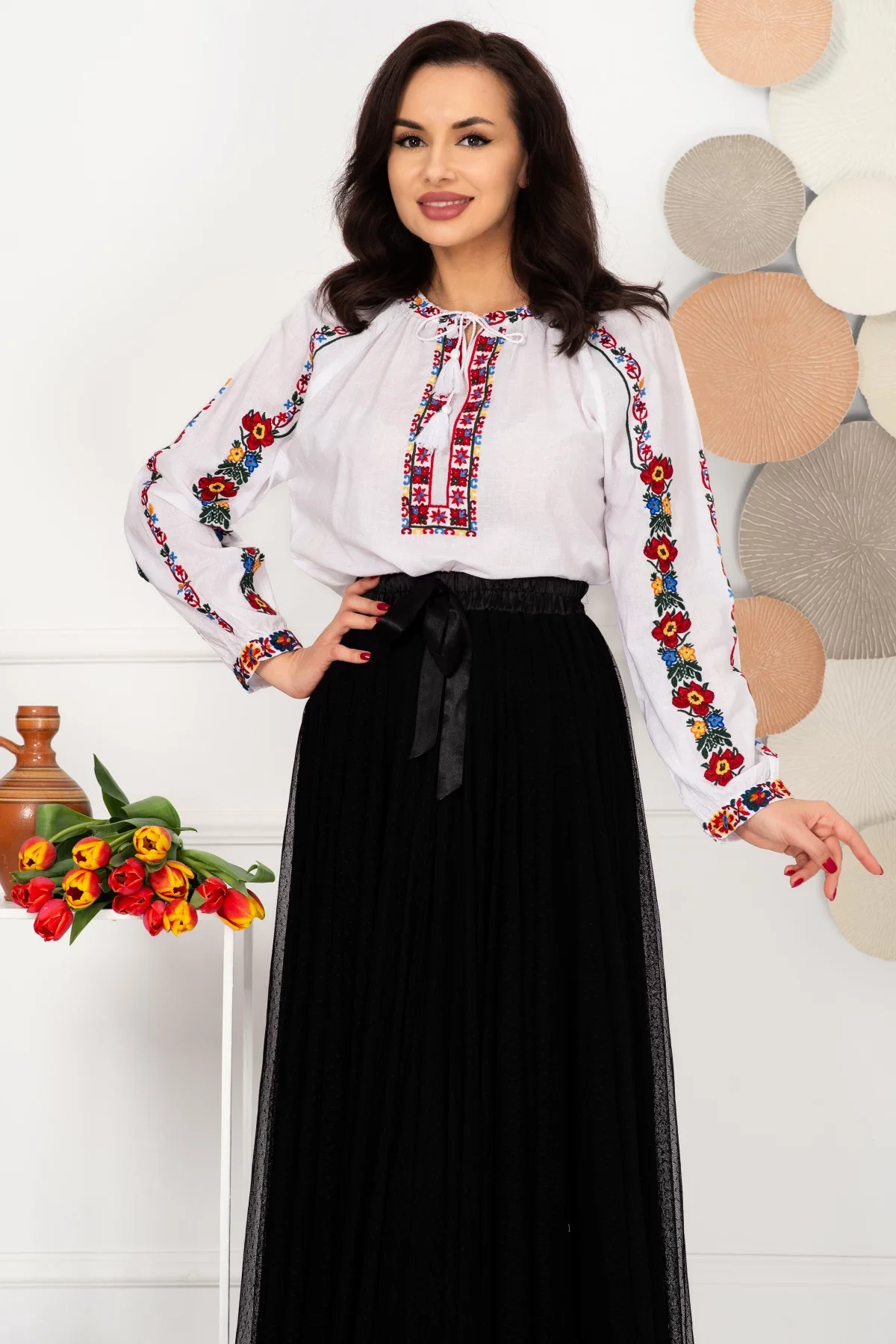 Traditional Ie dama a Monica cu broderie florala multicolora