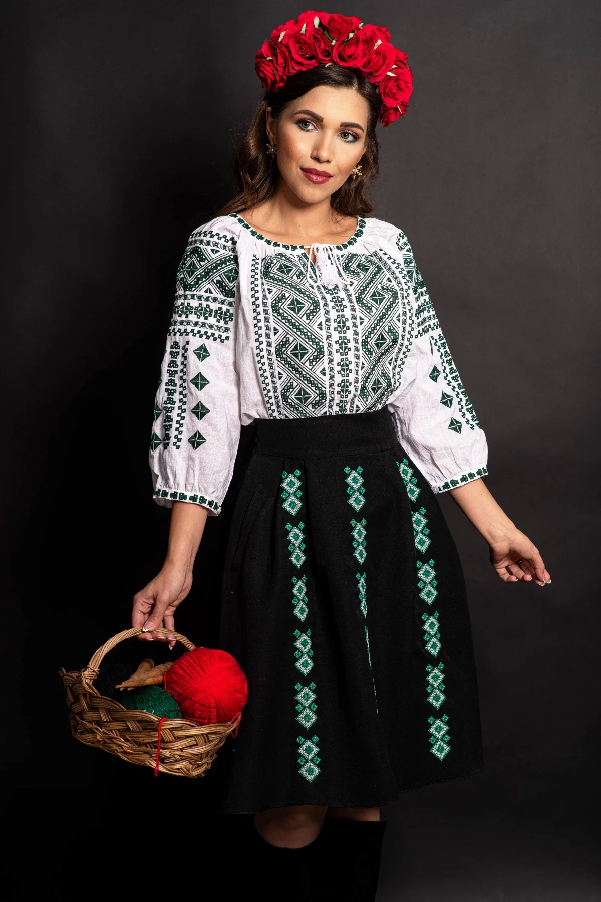 Traditional Ie dama alba Corina din bumbac cu broderie verde