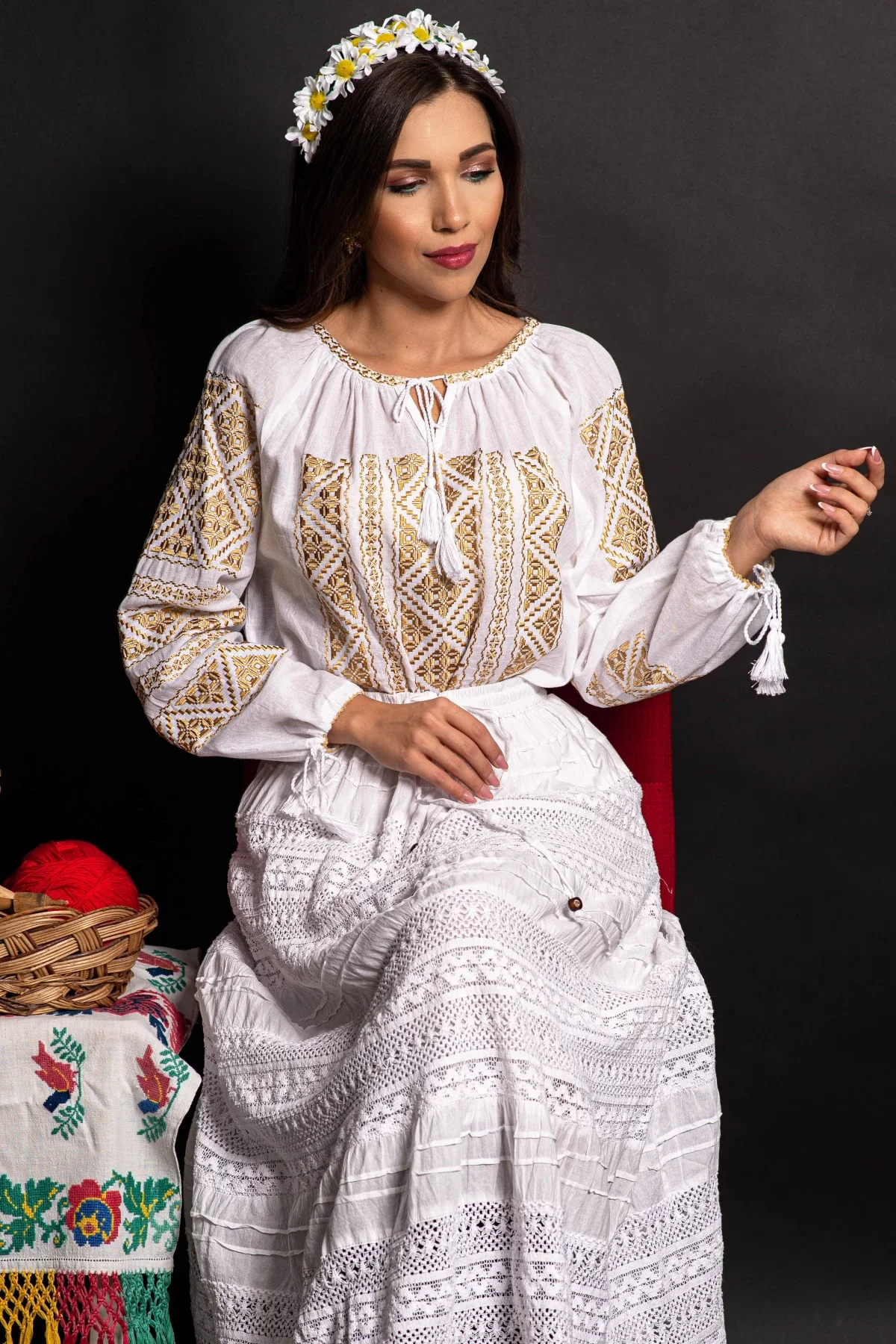 Traditional Ie dama alba din bumbac Celeste brodata cu fir auriu