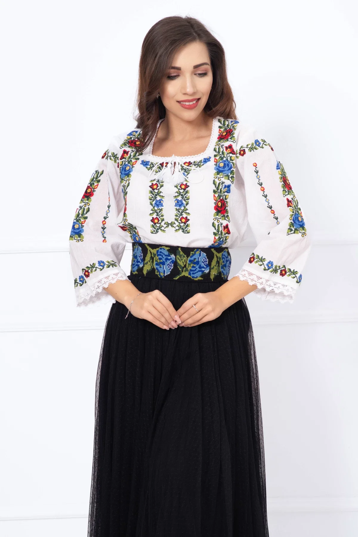 Traditional Ie dama brodata cu motive florale e multicolore