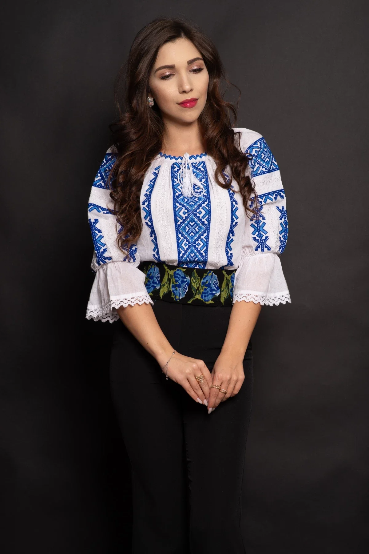 Traditional Ie dama Catrina cu broderie albastra cu motivul rombului